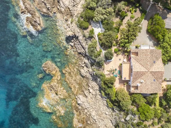 Solenzara, Villa 7 chambres, piscine, vue mer, pied dans l'eau, proche plage