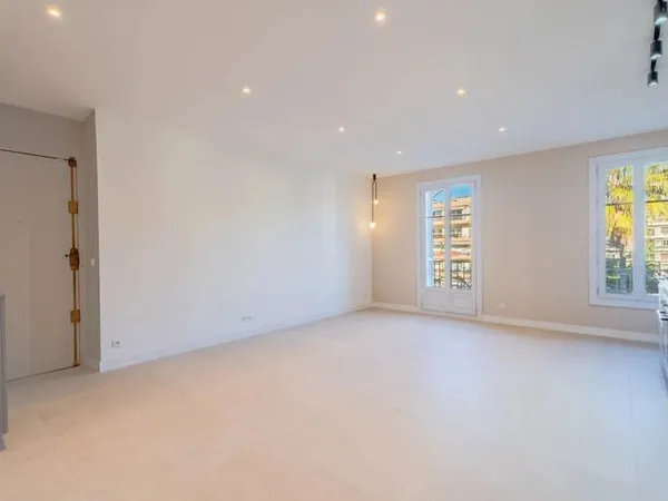 NICE LIBERATION - 3 PIECES RENOVE EN ETAGE ELEVE
