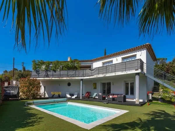Villa contemporaine avec vue dégagée, piscine et dépendance