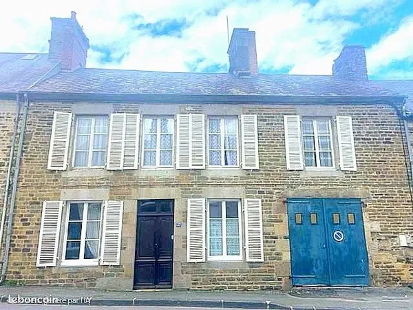 Maison de bourg ancienne en pierre 7 pièces Tessy Bocage