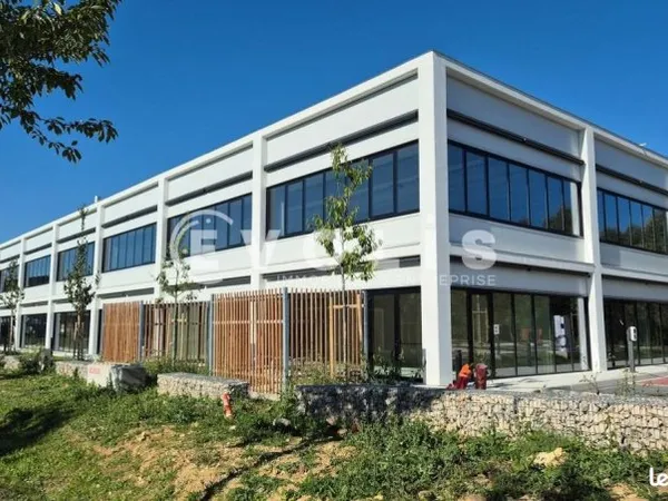 Local commercial 608 m²