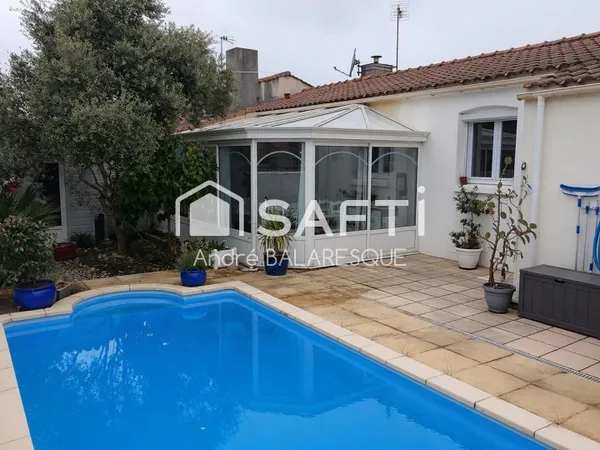 Maison avec dépendance et piscine, idéale.