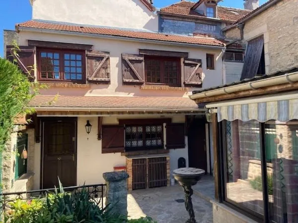 Maison à Châtillon sur seine avec cour et petit terrain bien situé