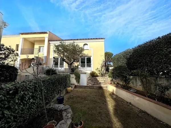 Maison mitoyenne d'un côté de 132 m2 sur deux niveaux
