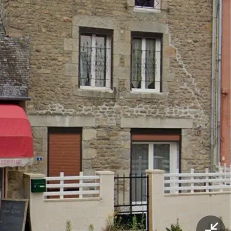 Maison à vendre en trois partie , la première quatre chambres salon salle de bain, la deuxième studi