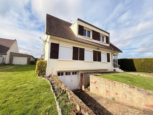 NOAILLES PROCHE.... Maison sur S/Sol, Cuisine, séjour double, 5 chambres. Garage et Jardin