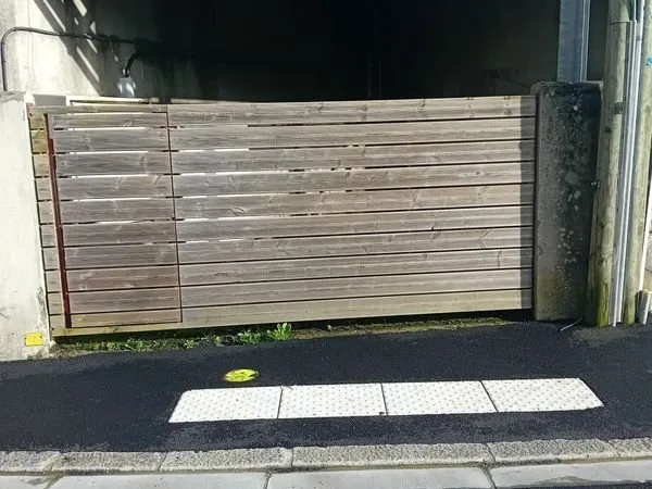 A LOUER terrain de 30 mètres carrés fermés et couvert devant sur rue portail 5 minutes de la gare de