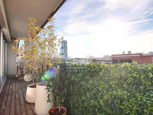 T3 vue sur la Tour Eiffel et la Défense