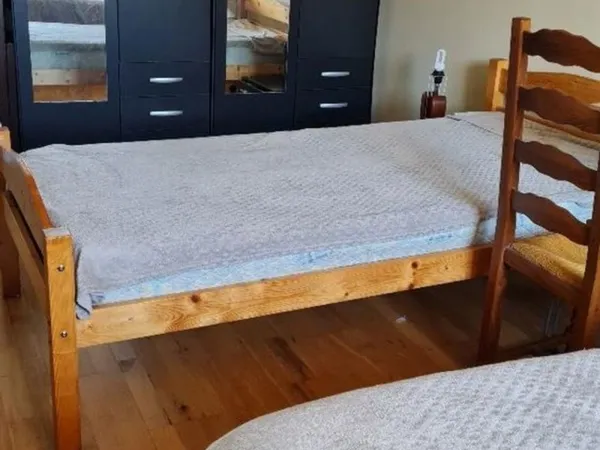 chambre meublée dans une maison