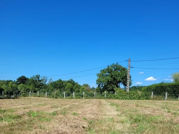 Terrain à bâtir de 1037 m² à ORLEAT (63)