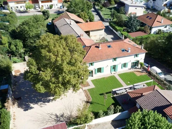 69740 GENAS - Murs commerciaux 580 m², Terrain 1.281 m²