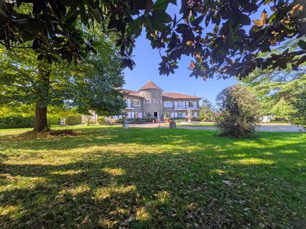 Domaine avec piscine vue Pyrénées