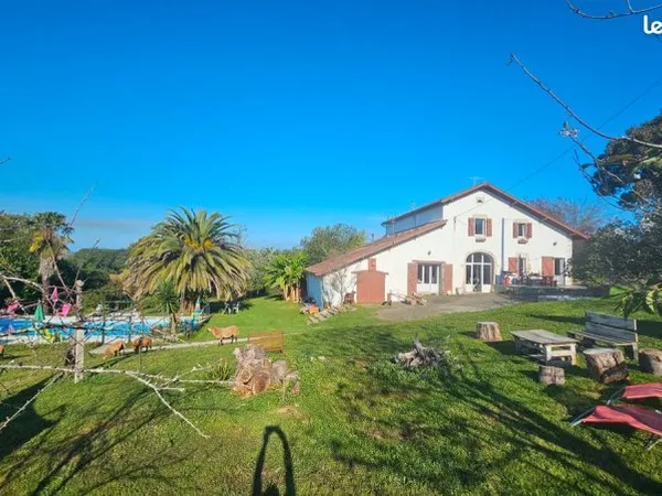 Ensemble de 3 appartements dans corps de ferme avec piscine