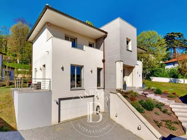 Vernaison - Maison récente contemporaine de 201 m² - Terrain de 822 m² - 4 chambres