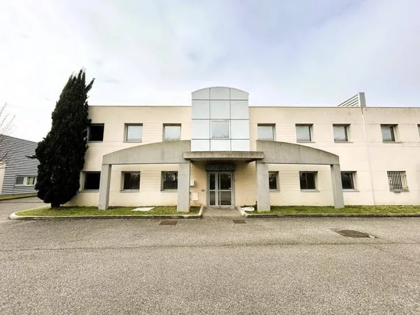Entrepôt 518 m²