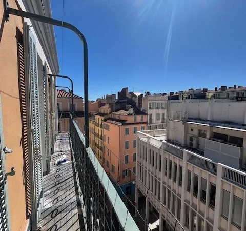 TOULON, Centre-Ville, à deux pas du Port, au 5ème étage avec