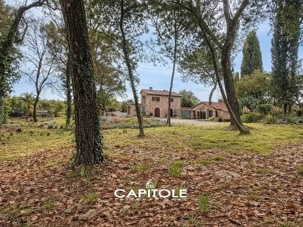 Antibes - Villa contemporaine en cours de rénovation, 227 m², parc paysager de 3 500 m² avec piscine