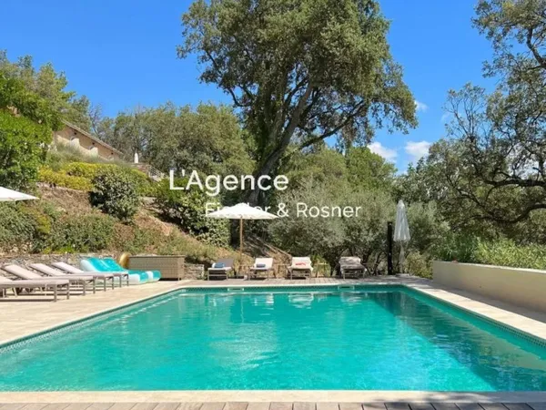 REF 773 : VILLA D'EXCEPTION AVEC PISCINE ET VUE DÉGAGÉE À PIED D