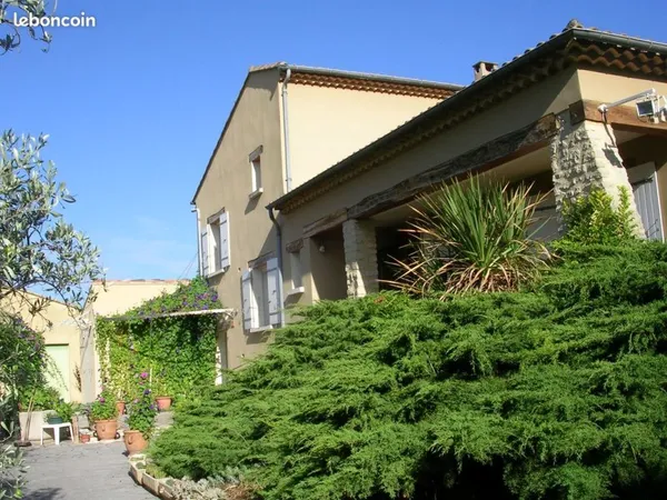 Maison de 168 m2 de 6 pièces avec 2 dépendances aménagées