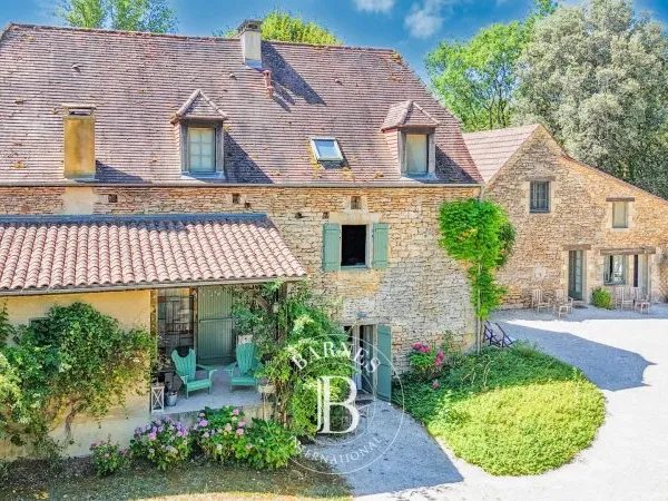 Sarlat - Propriété de caractère rénovée - 370 m² habitables, piscine chauffée, cabane perchée, 1,3 h
