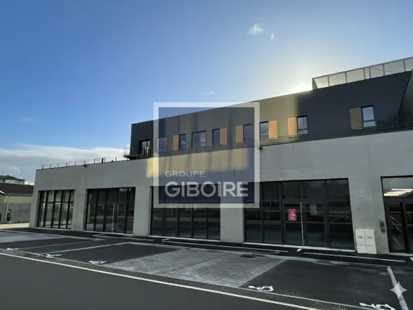Local industriel 765 m²