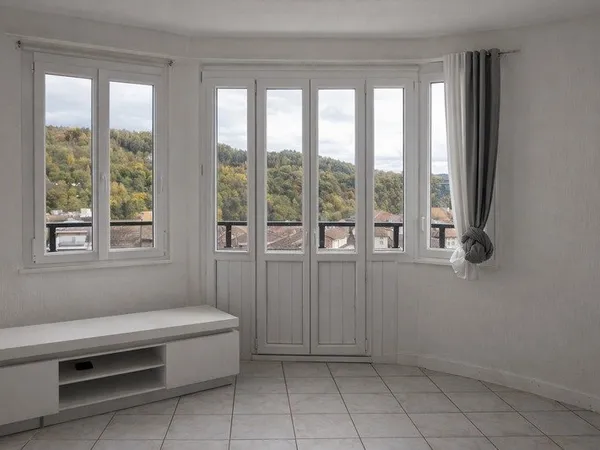Appartement 5 pièces - 119 m² total - Centre-ville de Valserhône - Vendu occupé
