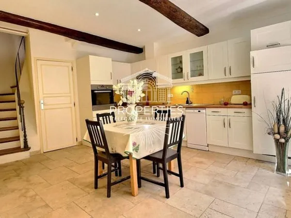 BORMES VILLAGE - MAISON DE VILLE ENTIEREMENT RENOVEE - 2 CHAMBRES - 66M²