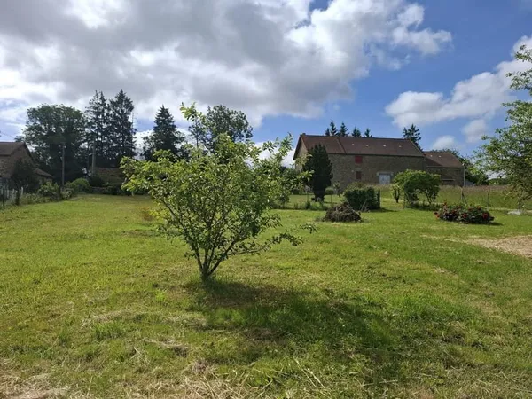 Terrain à bâtir de 1000 m² à SAINT-REMY-DE-BLOT (63)