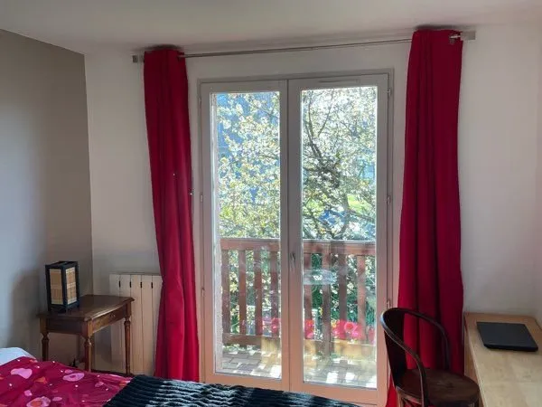 Chambre meublée avec balcon - 3 min Polyclinique Lyon Nord - Idéal soignants / accompagnants