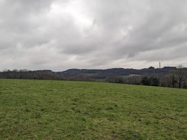 Terrain plat sur les hauteurs avec vue dominante