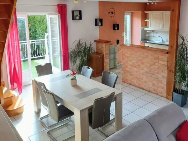 Maison centre de Pontaumur avec jardin