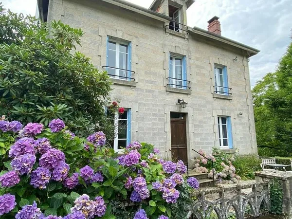 Maison en pierre à proximité de Vassivière