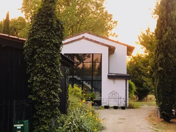 En bord de rivière 355 m2- dépendance et piscine