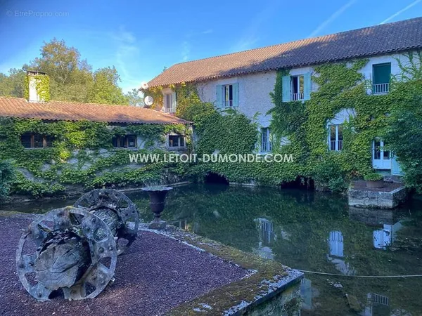 Moulin de 265m2 avec terrain à Lisle.