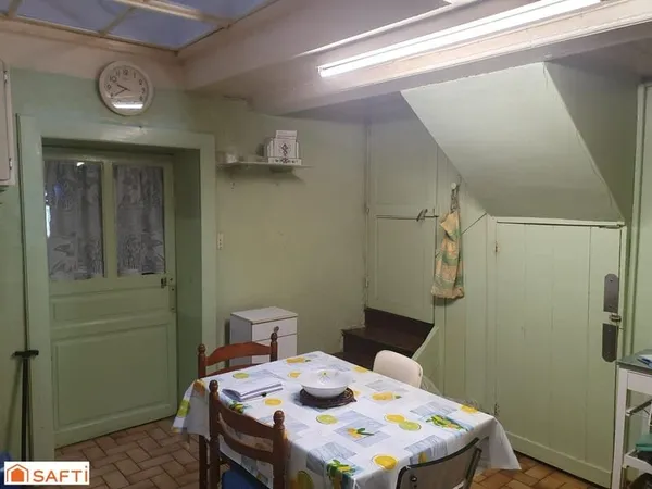 Maison de village à rénover - 100 m² habitables - dépendances - beau terrain -