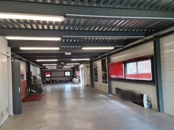 Entrepôt 1050 m²