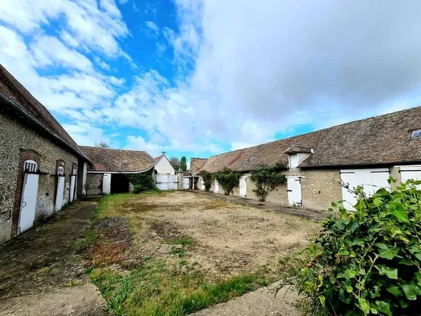 Vesly - 2 Belles granges : une écurie et une ancienne grange dimière sur 1.200 m2 de terrain plat - 