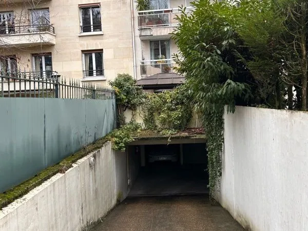 Box de parking fermé (Angle Bineau/Inkermann