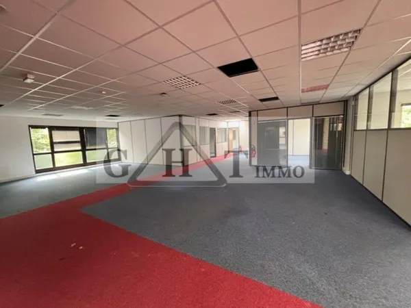 À LOUER LOCAUX D'ACTIVITÉS - BUC