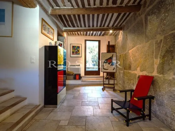 Superbe maison de village avec petite piscine au coeur du village de Cabrières