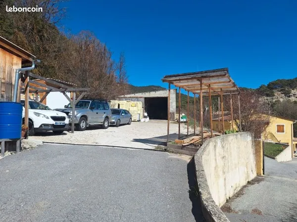 Garage avec parking