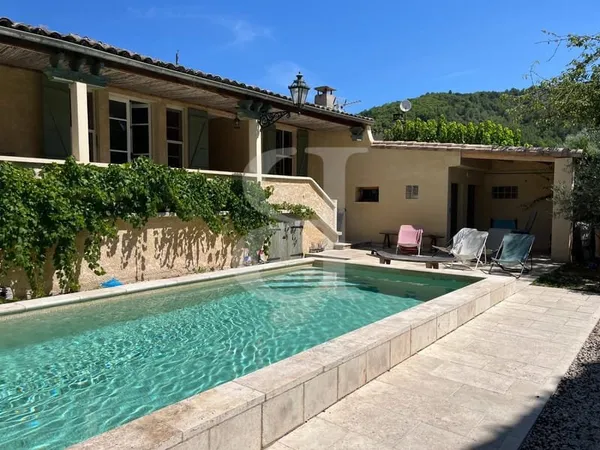 Maison de village avec piscine dans la région de Nyons