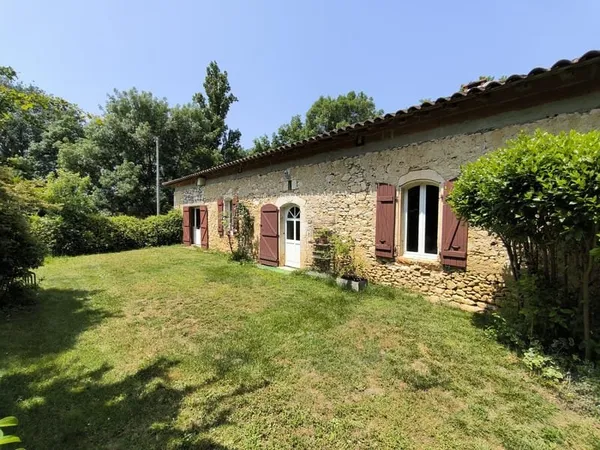 Maison en pierre de 227 m2 avec 5 chambres et bureau sur terrain clos de 2500 m2