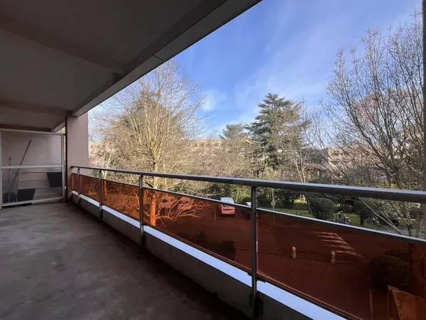 RANGUEIL : au calme, à proximité du métro et des Facultés, lumineux et spacieux T2 ouvrant sur terra