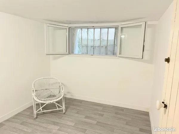 La Baule 2 Pièces en sous-sol : 15m² (2×7,5m²) + sanitaire 2,5m² + placard 2,5m², quartier mairie, à