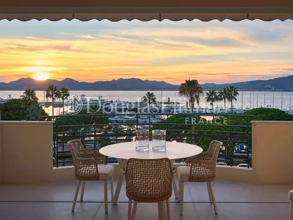 CANNES CROISETTE - Magnifique appartement en dernier étage avec vue mer panoramique
