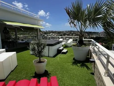 Location superbe appartement ( meublé ) 4 pièces de 220 m² avec jacuzzi au Lamentin