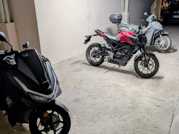 Lot de parking moto loué - 5 locataires - 10 % de rendement - Paris 17e (Levis/Legendre)