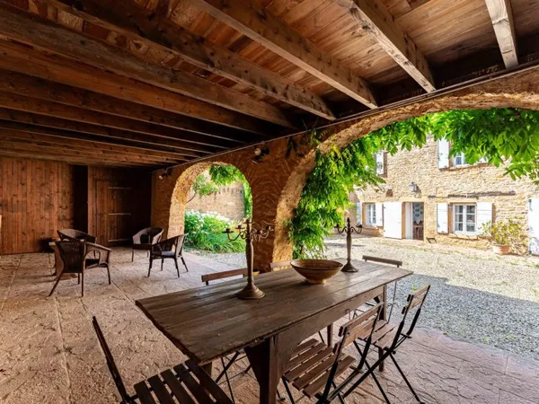 PROPRIETE 10 PIECES - 360m2 - PORTE DES PIERRES DOREES