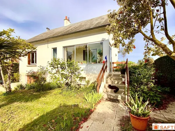 Résidentiel, 3 chambres, 2 SdB, garage et jardin.